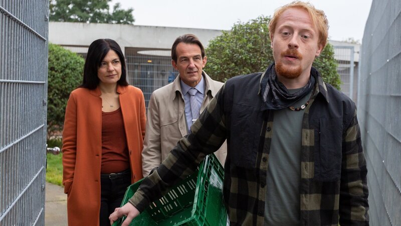 Mina Amiri (Jasmin Tabatabai, l.) und Oliver Radek (Hans-Werner Meyer, M.) nehmen Paul Blank (David Hürten, r.) nicht ab, dass ein Streit mit seiner Freundin Ilona nichts mit ihrem Verschwinden zu tun hat. – Bild: ZDF