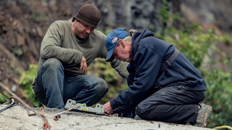 Dustin Hurt und Wes Richardson legen Ketten am großen Felsblock an – Bild: Discovery, Inc.