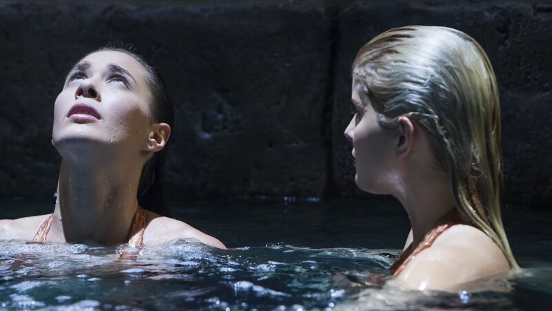 Es ist eine Vollmondnacht und Evie (Gemma Forsyth) will lernen, die Kräfte des Mondes zu kontrollieren. Sirena (Amy Ruffle) gibt ihr dazu Anweisungen. – Bild: ZDF