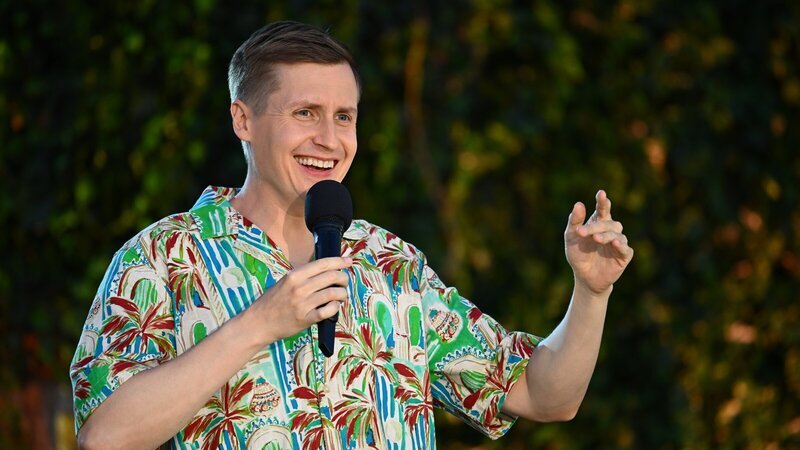 Moderator und Stand-up-Comedian Till Reiners begrüßt seine Gäste beim Finale des diesjährigen „ZDF Comedy Sommer“. – Bild: ZDF