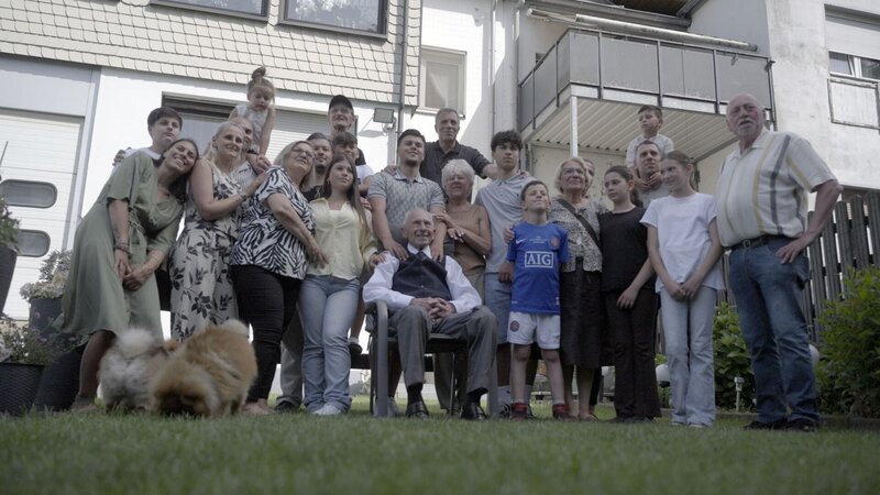23 Familienmitglieder und zwei Hunde beim Samstagskaffee – das ist bei Aydins ganz normal. – Bild: ZDF
