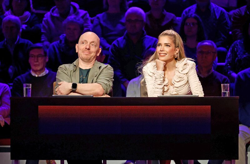 Rateteam-Kapitän Bernhard Hoëcker (l.) mit Moderatorin und Model Sylvie Meis (r.). – Bild: ARD/​Morris Mac Matzen