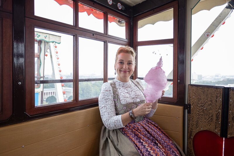 Moderatorin Constanze Lindner. – Bild: BR/​Redseven Entertainment GmbH/​Hans-Martin Kudlinski
