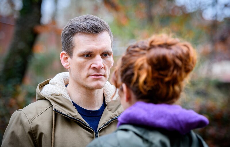 Marlon (Frederik Bott l.) bemerkt, dass Kilians Entschluss ins Wanken gerät, als er sieht, wie verzweifelt Fanny (Johanna Graen r.) ist. – Bild: ARD/​WDR/​Christof Arnold