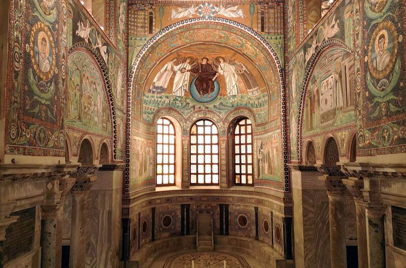 Die Mosaike von Ravenna sind weltbekannte Kunstwerke, in denen römische und byzantinische Ideen, Techniken und Ikonografien zusammenfließen. – Bild: TSVP