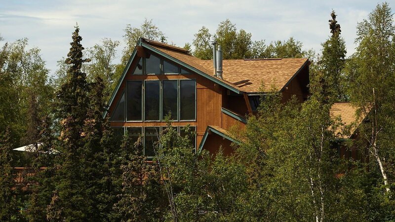 As seen on Living Alaska, potential buyers Eric and Melissa Bleakney are embarking on a new adventure with their two boys, Ethan and Hunter, as they move from Colorado to the Mat- Su Valley. They are searching for their dream home which would allow them to walk out the front door and go hunting and fishing. This hilltop house in Anchorage, AK is beautiful, but didn’t meet all of the family’s needs. – Bild: HGTV/​Scripps Networks, LLC