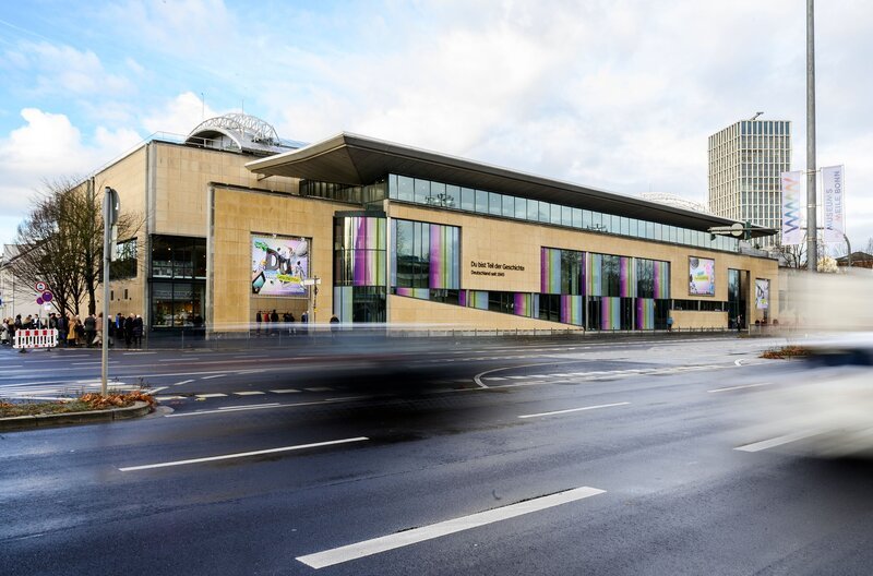Das neu gestaltete Haus der Geschichte in Bonn macht mit über 3800 Exponaten Zeitgeschichte lebendig. Zu Gast im Museums-Check ist der Kabarettist und Autor Florian Schroeder. – Bild: ZDF und SWR/​Jennifer Zumbusch/​Haus der Geschichte