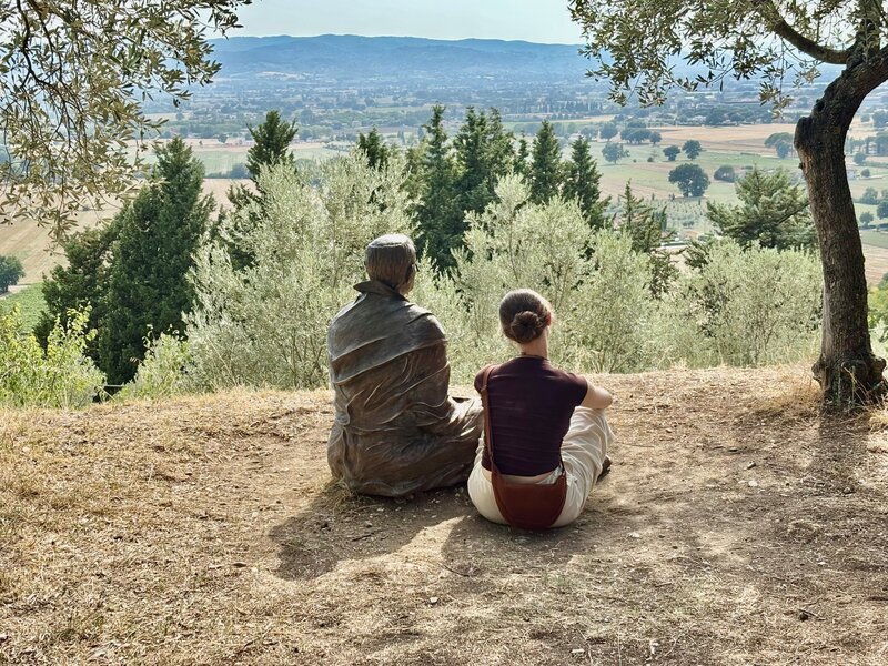 Statue des heiligen Francesco bei San Damiano (links). – Bild: Elisabeth Möst /​ BR
