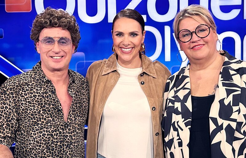 Moderatorin Esther Sedlaczek (M.) mit den Kandidaten des Teams „Comedy“: Atze Schröder (l.) und llka Bessin (r.). – Bild: ARD/​ITV Studios
