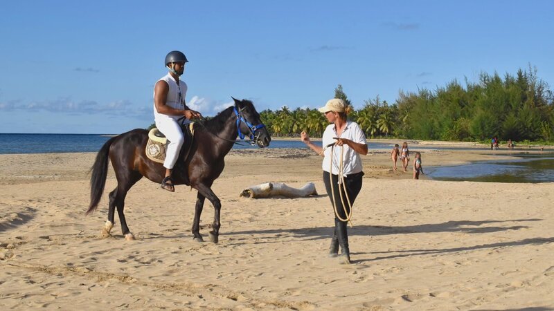 Pedro Jimeno Morel rides a horse on a beach led by Nicole. – Bild: TLC (DEUT)