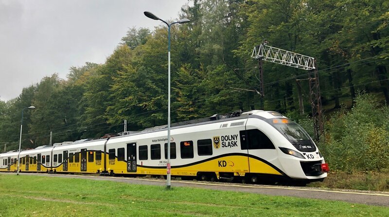 In Szklarska Poręba Dolna hält der polnische Zug der Schlesischen Eisenbahnen kurz, um weitere Wanderer rauszulassen. – Bild: 3sat
