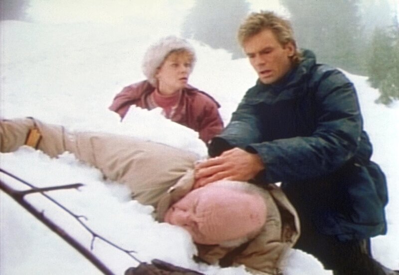 Im Schnee haben Natalie (Colleen Winton, l.) und MacGyver (Richard Dean Anderson, r.) den toten Barinov gefunden. – Bild: Paramount Pictures