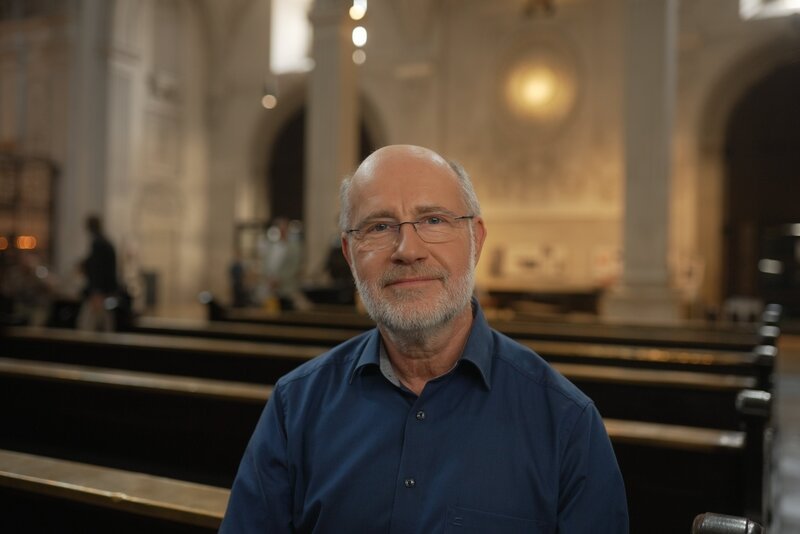Harald Lesch genießt die Stille in einer Kirche – noch. Denn wenn jemand hustet oder ein Baby schreit, erfährt man eine akustische Grenzerfahrung der besonderen Art: Schall prallt an den hohen harten Kirchenwänden, Decken und Böden ab und wird mehrfach reflektiert. – Bild: Tenzin Sherpa /​ ZDF