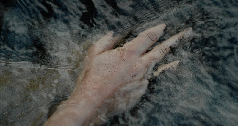 Eine Großaufnahme einer Hand, die im Meer den Boden berührt. – Bild: ZDF und Noah Böhm?