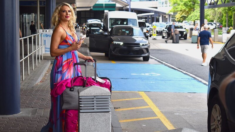 Vanja Grbic smiles while waiting to be picked up outside an airport. – Bild: TLC (DEUT)