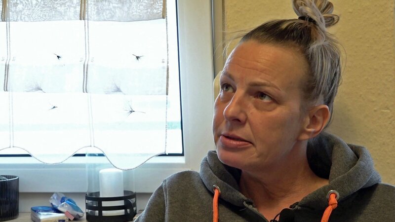 Nana plagen ganz andere Probleme: Sie ist Zahnarzt-Angstpatientin. Trotzdem musste sie in den letzten drei Monaten häufig den Fachmann aufsuchen, weil ein Kieferabszess eine Behandlung erforderlich gemacht hatte. – Bild: RTLZWEI