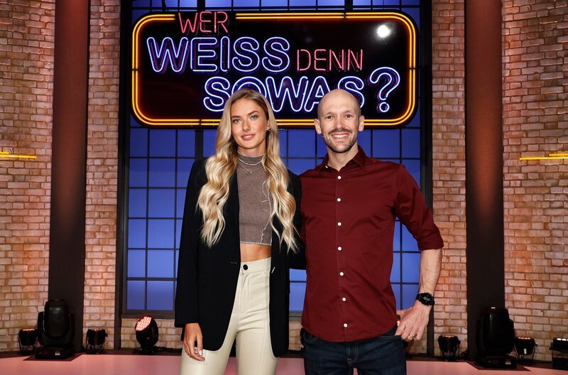 Als Kandidat:innen zu Gast bei „Wer weiß denn sowas?“: Die Leichtathletin Alica Schmidt (l.) und der Triathlet Patrick Lange (r.). – Bild: ARD/​Morris Mac Matzen