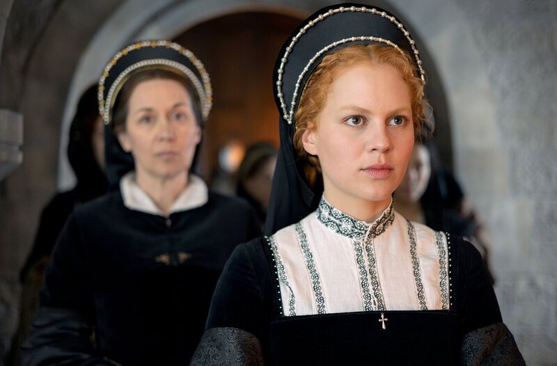 ONE BECOMING ELIZABETH (Staffel 1, Folge 6), „Was nicht geheilt werden kann“. Kat Ashley (Alexandra Gilbreath, l.), Elizabeth Tudor (Alicia von Rittberg, r.) – Bild: WDR/​Starz Entertainment, LLC