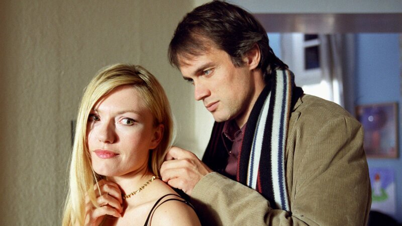 Dem verliebten Oliver (Ralf Bauer) passt es gar nicht, dass Leonie (Johanna Christine Gehlen) sich für einen anderen Mann schön macht. – Bild: 3sat Dem verliebten Oliver (Ralf Bauer) passt es gar nicht, dass Leonie (Johanna Christine Gehlen) sich für einen anderen Mann schön macht. – Bild: 3sat