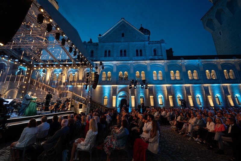 Der Innenhof von Schloss Neuschwanstein. – Bild: Kinescope/​Markus Hertrich /​ ZDF und Kinescope/​Markus Hertrich
