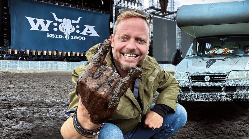 Wacken 2023: Friso Richter ist mit Wohnmobil auf dem größten, dieses Jahr wohl auch schlammigsten, Metal-Festival der Welt um Fans mit ihren Unterkünften und den Festival-Campingplatz mit all seinen Möglichkeiten kennenzulernen. – Bild: HR/​Lukas Lowack