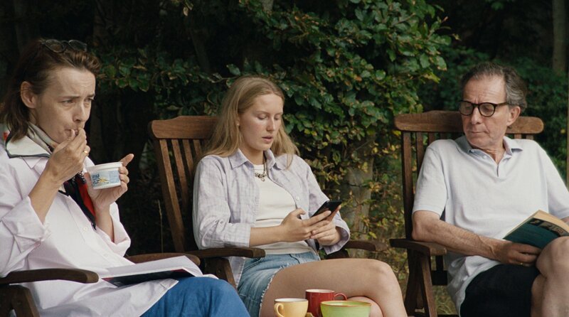 Fanny (Kaya Toft Loholt) genießt die Zeit mit ihren Eltern. – Bild: NDR/Adomeit Film ApS Fanny (Kaya Toft Loholt) genießt die Zeit mit ihren Eltern. – Bild: NDR/Adomeit Film ApS