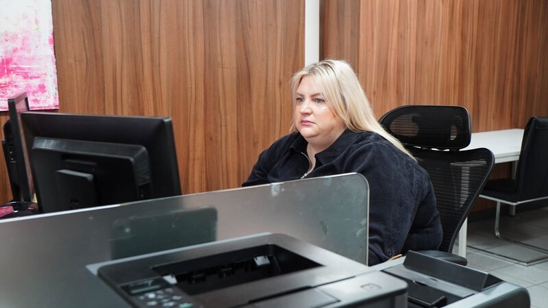 Bochum: Daniela at the desk – Bild: Warner Bros. Discovery /​ Philipp Küpper