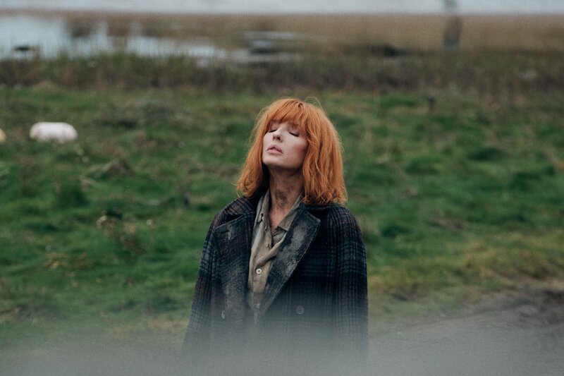 Jackie (Kelly Reilly) hat die Bürgerversammlung zu einer möglichen Evakuierung von Morfa Halen vorzeitig verlassen. – Bild: Ludovic Robert /​ ZDF