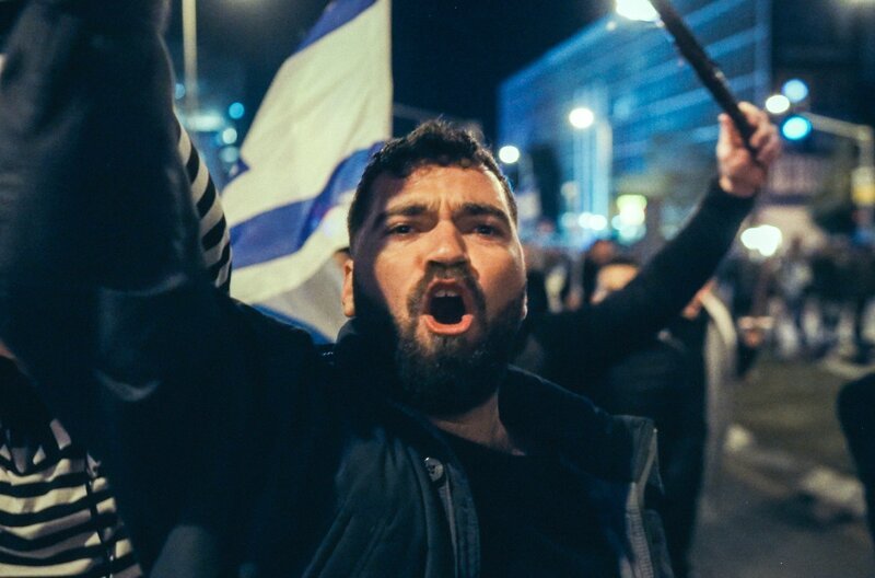Ein Demonstrant auf der Kaplan-Straße in Tel Aviv während der Proteste gegen die Justizreform Israel – Welches Land wollen wir? Ein Demonstrant auf der Kaplan-Straße in Tel Aviv während der Proteste gegen die Justizreform © Itay Raziel/Beyond Creative/Spur Impact/Docdays Foto: BR Honorarfreie Verwendung nur im Zusammenhang mit genannter Sendung und bei folgender Nennung „Bild: Sendeanstalt/Copyright“. Andere Verwendungen nur nach vorheriger Absprache: ARTE-Bildredaktion, Silke Wölk Tel.: +33 3 90 14 22 25, E-Mail: bildredaktion@arte.tv – Bild: Itay Raziel/Beyond Creative/Spur Impact/Docdays Ein Demonstrant auf der Kaplan-Straße in Tel Aviv während der Proteste gegen die Justizreform Israel – Welches Land wollen wir? Ein Demonstrant auf der Kaplan-Straße in Tel Aviv während der Proteste gegen die Justizreform © Itay Raziel/Beyond Creative/Spur Impact/Docdays Foto: BR Honorarfreie Verwendung nur im Zusammenhang mit genannter Sendung und bei folgender Nennung „Bild: Sendeanstalt/Copyright“. Andere Verwendungen nur nach vorheriger Absprache: ARTE-Bildredaktion, Silke Wölk Tel.: +33 3 90 14 22 25, E-Mail: bildredaktion@arte.tv – Bild: Itay Raziel/Beyond Creative/Spur Impact/Docdays
