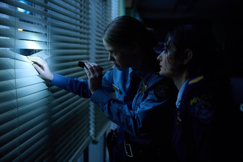 Die Polizistinnen Josie (Tegan Higginbotham, l.) und Ellie (Megan Smart) versuchen in der Dunkelheit auszumachen, wie viele Gartenzwerge ihre Wache belagern. – Bild: ZDF und Narelle Portanier