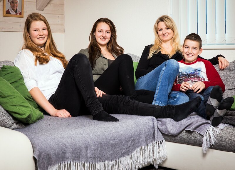 SRF bi de Lüt Familiensache Folge 1 Familie Marty: Kim, Fiona, Mutter Sandra und Dominik – Bild: SRF/​Mirco Rederlechner