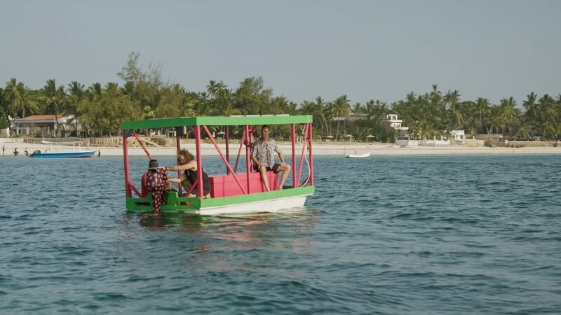 Heino tries to start the motor of the solar-powered boat while on the water. – Bild: Warner Bros. Discovery