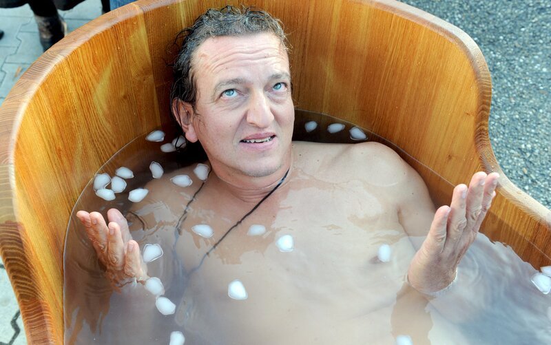 Markus Linder (Pfarrer Anton Prinz). – Bild: ORF 1