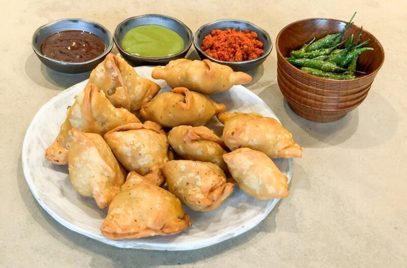 Samosas gehören zu den beliebtesten Snacks in Indien. – Bild: Elephant Doc