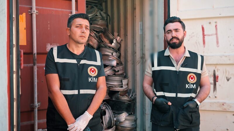 Goods worth 2.5 million and dried fish are seized at the airport. Scrap rims and organic candles are searched at the border gate. Fuel is measured in Haydarpaşa. – Bild: Warner Bros. Discovery /​ Caner Can