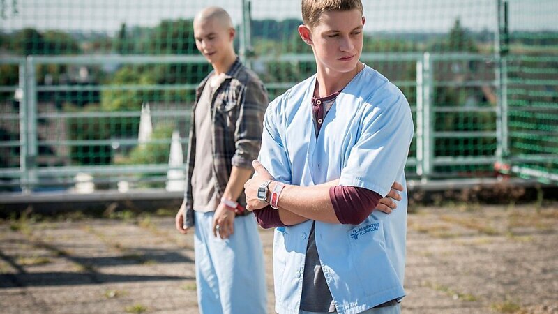 Leo (Tim Oliver Schultz, l.) und Jonas (Damian Hardung) sehen sich nach langer Zeit wieder, jedoch ist die Stimmung zwischen den beiden sehr kühl. – Bild: RTL