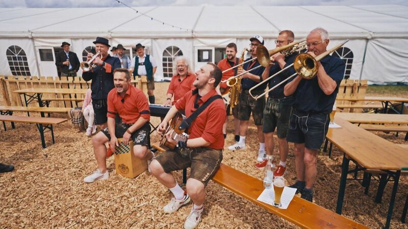 Die „Hausband“ in Siebnach. – Bild: BR; Burda Studios GmbH /​ BR/​Burda Studios GmbH