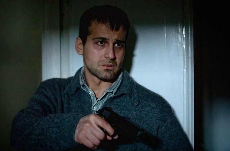 Kardo (Zardasht Rad) muss sich aus der Spirale des Verbrechens befreien. – Bild: ARD Degeto/​Warner Bros./​Særún Hr