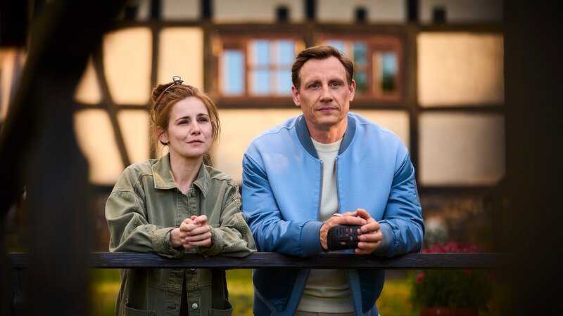 Nachdem Charlie (Josefine Preuß, l.) und Dr. Nice (Patrick Kalupa, r.) ihre Beziehung neu geordnet haben, bricht um sie herum das Chaos aus. – Bild: ZDF und Rudolf Wernicke
