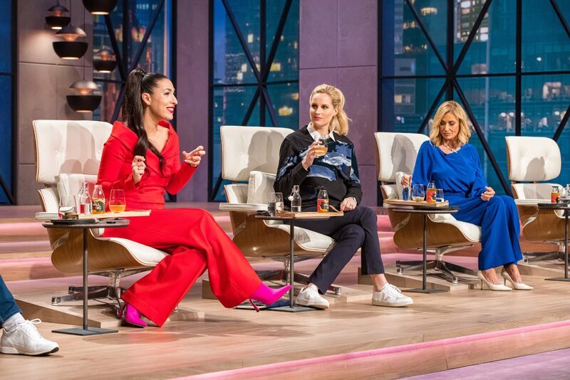 Die Investorinnen (v.l.) Tijen Onaran, Janna Ensthaler und Dagmar Wöhrl nehmen den Cashew Fruchtsaft von „Akoua“ geschmacklich genau unter die Lupe. – Bild: RTL /​ Bernd-Michael Maurer