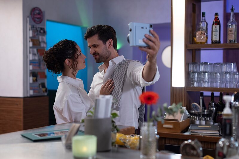 Paco (Milos Vukovic) findet dank Naomi (Nadine Menz) einen Weg, das Schicksal zu verarbeiten. – Bild: RTL /​ Dennis-A. Hundt