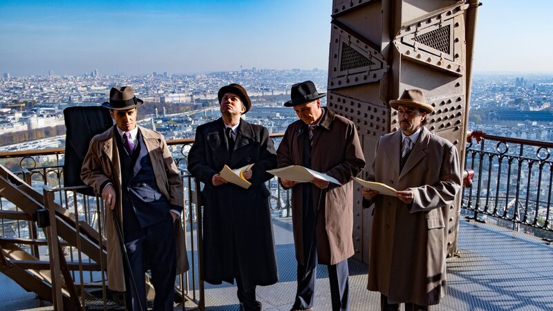Der Coup des Jahrhunderts: Victor Lustig (Loris Rizzo, l.) verkauft den Eiffelturm. – Bild: ZDF
