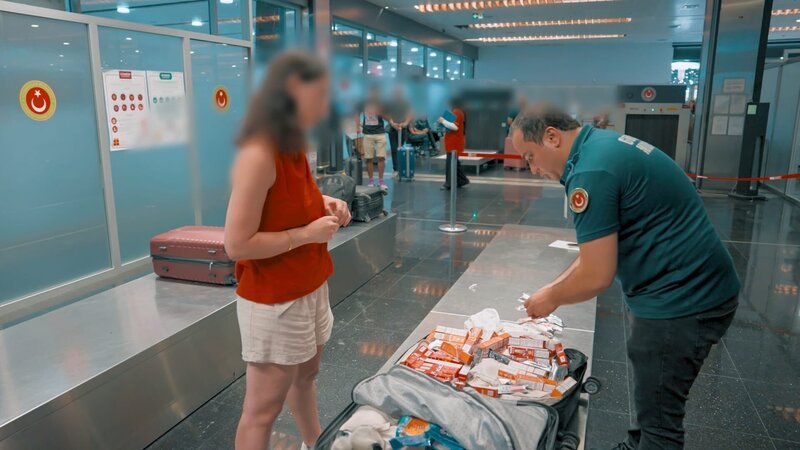 Foil and furniture are searched at the border gate. Tobacco and African food are seized at the airport. Vehicles are inspected in Kapıkule. – Bild: Warner Bros. Discovery /​ Caner Can