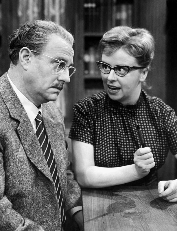 Fräulein Flockenbusch (Dorle Hintze) fühlt sich obenauf – Herr Hesselbach (Wolf Schmidt) scheint endlich eingesehen zu haben, dass sie ihm über ist. – Bild: HR/​Kurt Bethke