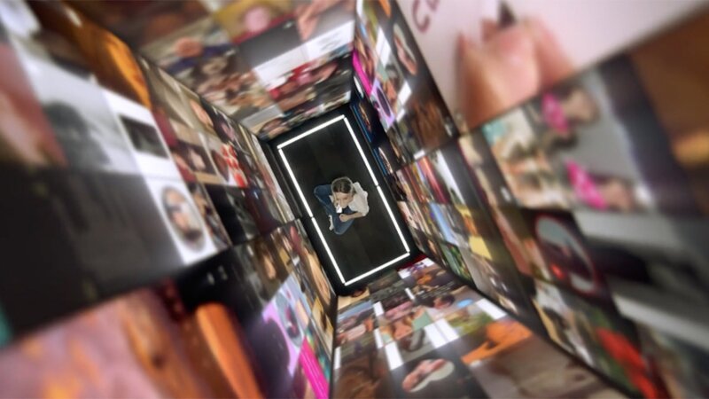 Die Filmemacherin Élisa Jadot zeigt mit einem Experiment, mit welcher Realität Mädchen auf Social Media-Plattformen konfrontiert werden. – Bild: SRF/​Babel Doc/​Together Media