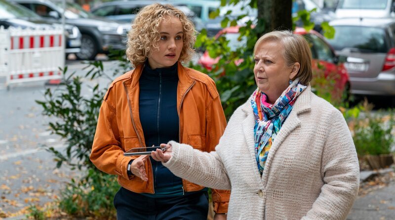 Beim Spaziergang wird gearbeitet: Die Rechtsanwältinnen Lisa Liebling (Luise von Finckh, li.) und Dr. Talia Jahnka (Gabriela Maria Schmeide, re.). – Bild: ARD Degeto Film/​Oliver Feist
