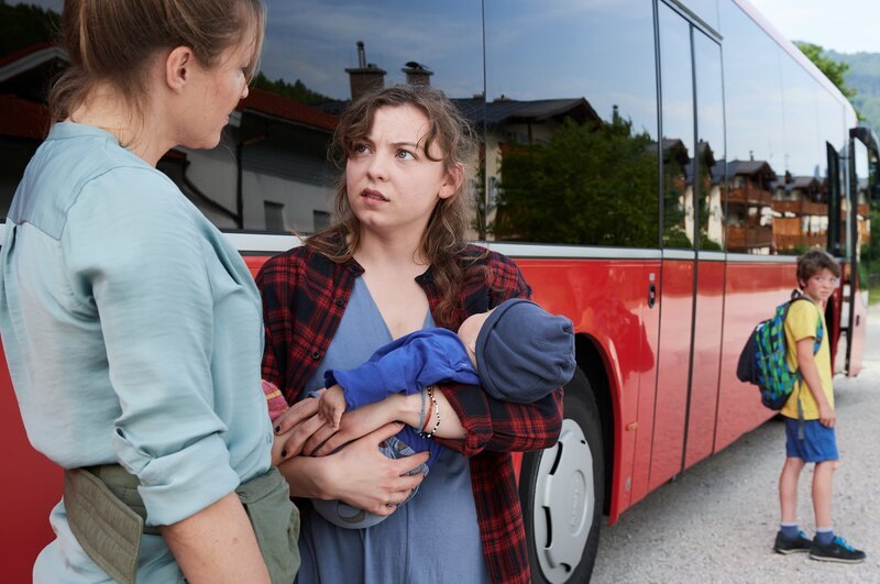 Hat Lena Lorenz (Patricia Aulitzky, l.) mit Rika (Amber Marie Bongard) die Mutter von Baby Leo gefunden? – Bild: ZDF/​Marco Nagel