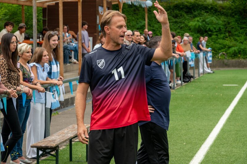 Nachdem in dem beschaulichen Örtchen Zechingen auf der Schwäbischen Alb ein Jubiläumsfußballspiel ausgetragen wurde, wird der ehemalige Profifußballer Chris Aigner (Timo Hildebrand) getötet in einem Weinerntezuber aufgefunden. Wer hatte Grund, den bekannten Sportler zu töten? – Bild: ZDF und MARKUS_FENCHEL