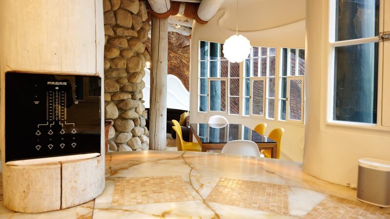 Interior shot of the stone wall in kitchen and dining area, as seen on Zillow Gone Wild, Season 1 – Bild: Warner Bros. Discovery /​ Cory Osborne