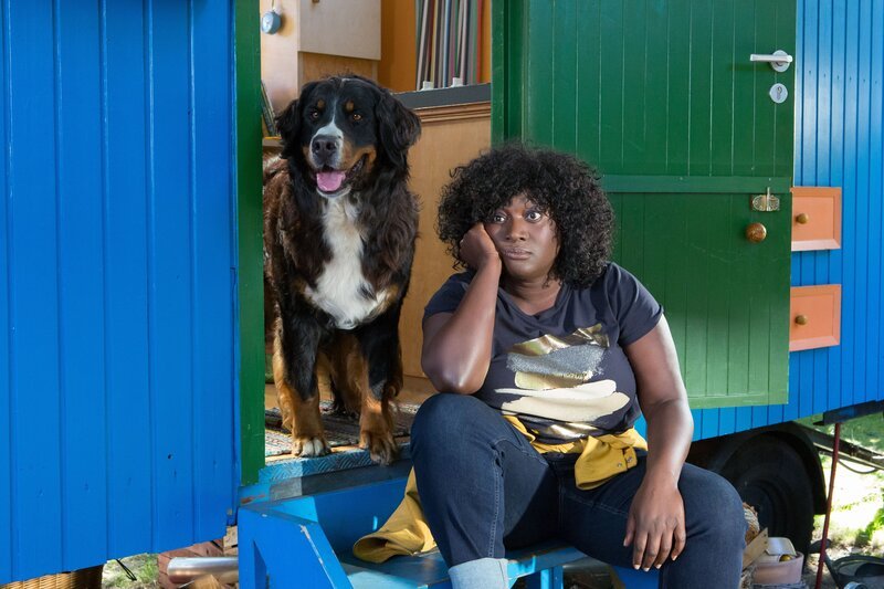 Marla (Thelma Buabeng) und Keks beobachten Fritz bei seiner Heuschreckensuche. Langsam beginnt er die Sache persönlich zu nehmen. – Bild: ZDF/​ Zia Ziarno